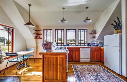 McKinleyville Apartamento | SkyDeck Crazy Wave Suite - Cozy Digs, 2nd Fl, Dog / Pet Friendly!