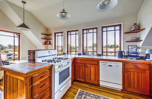 McKinleyville Apartamento | SkyDeck Crazy Wave Suite - Cozy Digs, 2nd Fl, Dog / Pet Friendly!