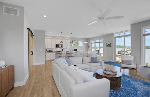 Brooklyn Casa | Skye Retreat : Your Cozy Autumn Retreat on Wamplers Lake