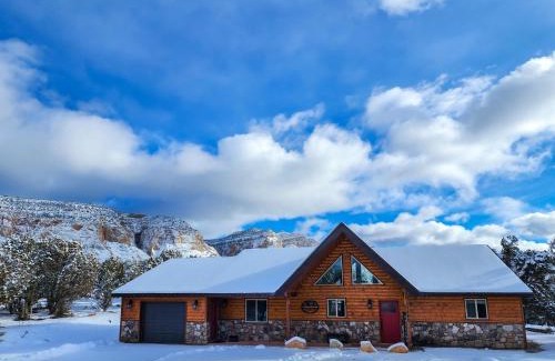 Orderville Casa | Skyfall Cabin. Stunning views, Hot Tub, minutes from Zion