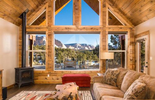 Orderville Casa | Skyfall Cabin. Stunning views, Hot Tub, minutes from Zion