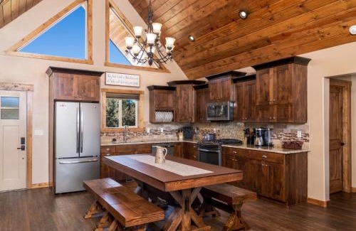 Orderville Casa | Skyfall Cabin. Stunning views, Hot Tub, minutes from Zion