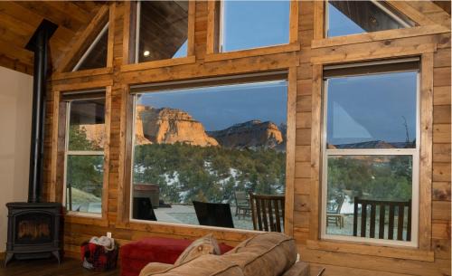 Orderville Casa | Skyfall Cabin. Stunning views, Hot Tub, minutes from Zion