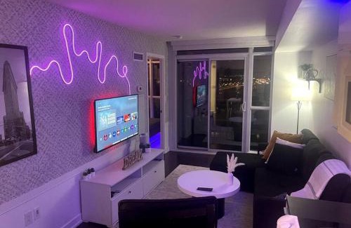CityPlace Apartamento | SkyHigh Haven LED-Lit Downtown Condo Retreat