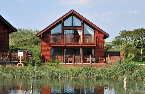 Winnard's Perch Chalet De Esquí | Skylark sleeps 8 private Hot Tub & Dogs welcome Nr Padstow, Resort Pool Bar & Watersports