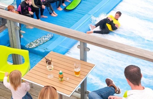 Winnard's Perch Chalet De Esquí | Skylark sleeps 8 private Hot Tub & Dogs welcome Nr Padstow, Resort Pool Bar & Watersports
