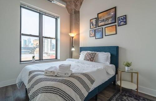Near South Side Apartamento | Skyline 2BR in South Loop with Optional Parking & Gym Access Near Museum Campus and McCormick Place
