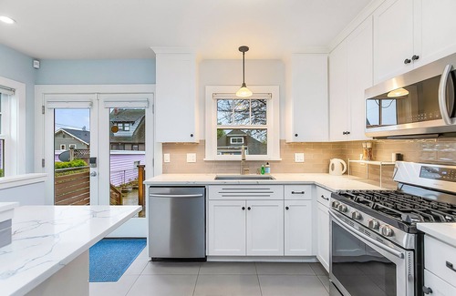 Phinney Ridge Casa | Skyline Blue House in Greenwood