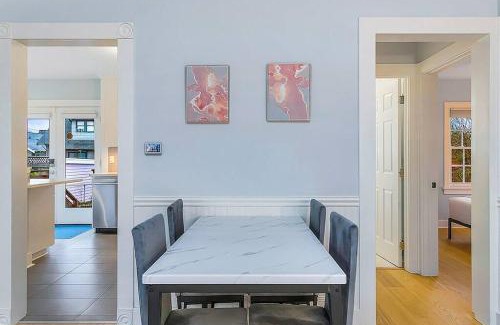 Phinney Ridge Casa | Skyline Blue House in Greenwood