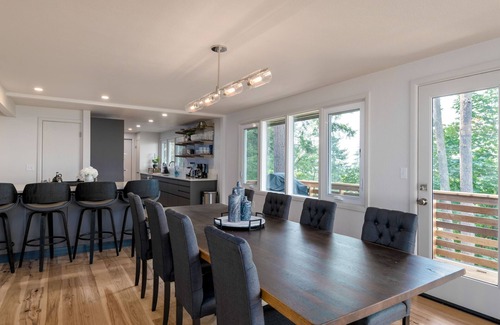 Eugene Casa | Skyline - entire modern 3-bedroom house with game room, sauna and views!