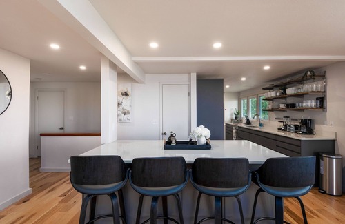 Eugene Casa | Skyline - entire modern 3-bedroom house with game room, sauna and views!