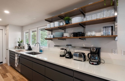 Eugene Casa | Skyline - entire modern 3-bedroom house with game room, sauna and views!
