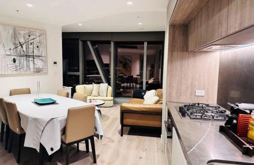 Melbourne Central Business District Apartamento | Skyline Executive 2BR Suite Level 66 Corporate-Ready Next to Ritz