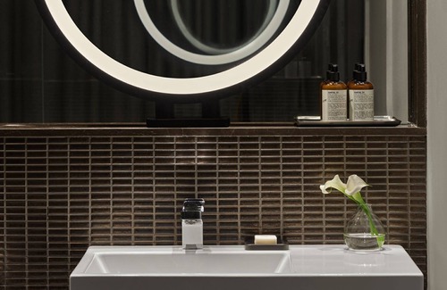 SoHo Hotel | Skyline King Studio Room at ModernHaus SoHo, Rooftop Pool, Pets Are Welcome!