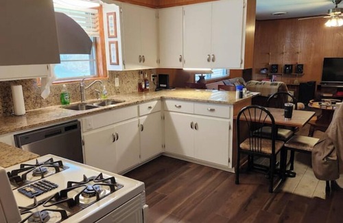 Russellville Cabina | Skyline Lodge Lake Dardanelle Arkansas River Valley