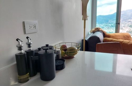 San José Apartamento | Skyline Retreat Top Floor 1BR Apartment with Mountain Views