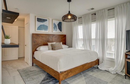 Historic Edgefield Casa | Skyline Views From Shelby with Wifi, fully furnished, pet friendly & in unit laundry