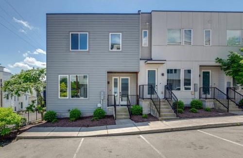 Katie Hill Neighborhood Casa | Skyline Views Nashville Townhome 3 Mi to Broadway