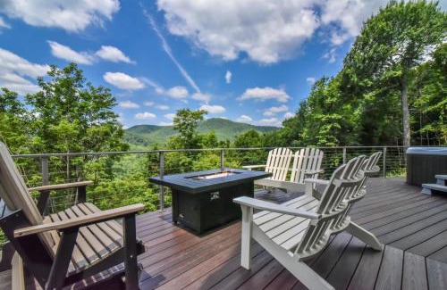 Black Mountain Casa | Skytop Chalet Pet Friendly, Hot Tub and Views