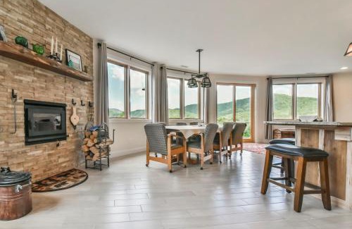 Black Mountain Casa | Skytop Chalet Pet Friendly, Hot Tub and Views