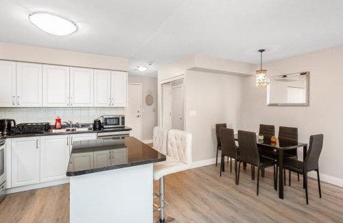 Downtown Mississauga Apartamento | SkyView 2BR Plus Den Stunning Views Steps to SQ1 Mall