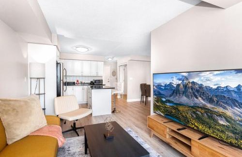 Downtown Mississauga Apartamento | SkyView 2BR Plus Den Stunning Views Steps to SQ1 Mall