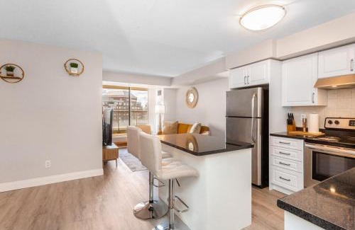 Downtown Mississauga Apartamento | SkyView 2BR Plus Den Stunning Views Steps to SQ1 Mall