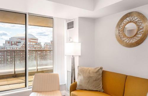 Downtown Mississauga Apartamento | SkyView 2BR Plus Den Stunning Views Steps to SQ1 Mall