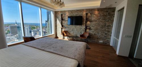 Maakri Apartamento | Skyview Suite - Breathtaking Views From Bed and From Jacuzzi. City Center Skyscraper Upper Floors