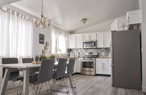 Kearns Casa | SLC Home close to Airport, Concerts, Ski & More (Pet friendly)