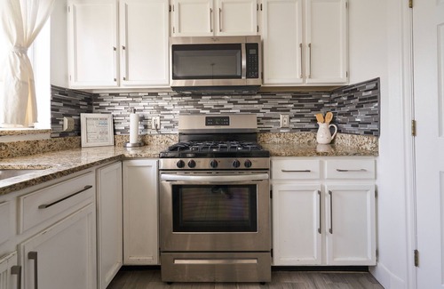 Kearns Casa | SLC Home close to Airport, Concerts, Ski & More (Pet friendly)