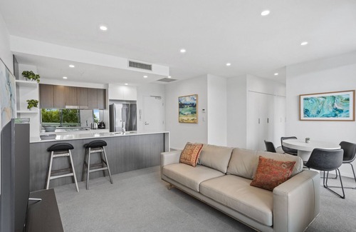 New Farm Apartamento | Sleek 2-Bed with Balcony and Communal BBQ Area