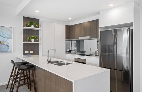 New Farm Apartamento | Sleek 2-Bed with Balcony and Communal BBQ Area