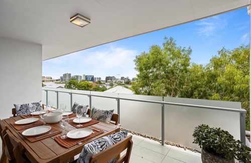 New Farm Apartamento | Sleek 2-Bed with Balcony and Communal BBQ Area