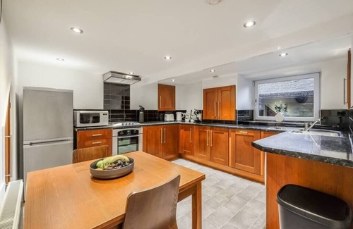 Ainley Top Casa | Sleek 2B/1B Retreat in Lindley, Huddersfield