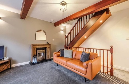 Ainley Top Casa | Sleek 2B/1B Retreat in Lindley, Huddersfield