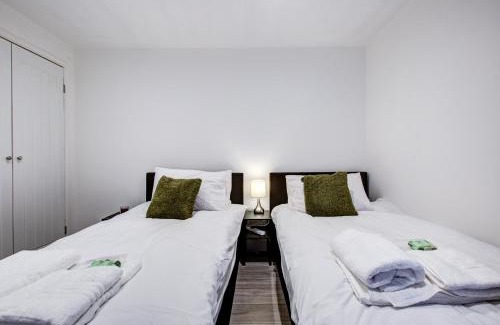Colchester Apartamento | Sleek 3 Bedroom 6 Beds 2 Bath Home