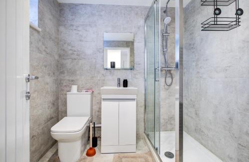 Colchester Apartamento | Sleek 3 Bedroom 6 Beds 2 Bath Home
