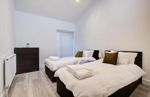 Colchester Apartamento | Sleek 3 Bedroom 6 Beds 2 Bath Home