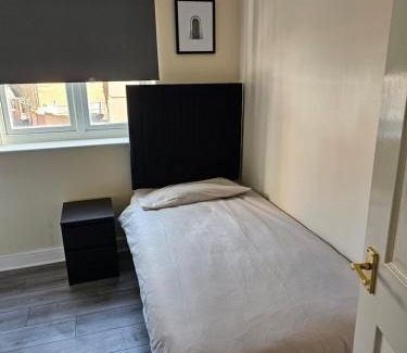 Purfleet Apartamento | Sleek 4 bed Apartment with 2 bathrooms