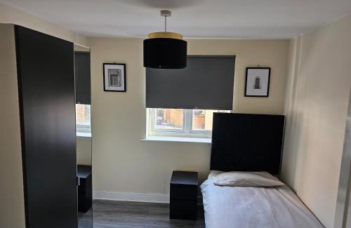 Purfleet Apartamento | Sleek 4 bed Apartment with 2 bathrooms