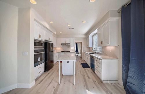 Tracy Casa | “Sleek and Spacious Getaway” with AC, WiFi, and more. Minimal stay one month.