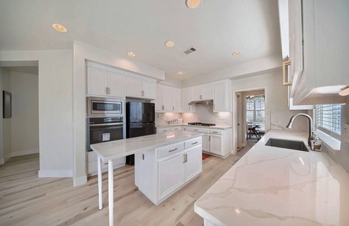 Tracy Casa | “Sleek and Spacious Getaway” with AC, WiFi, and more. Minimal stay one month.