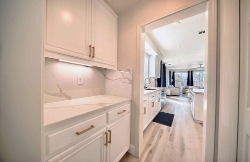 Tracy Casa | “Sleek and Spacious Getaway” with AC, WiFi, and more. Minimal stay one month.