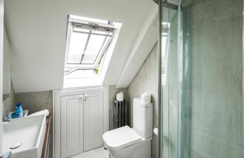 Ravenscourt Park Apartamento | Sleek and Stylish 1BD Apt with Balcony, Hammersmith