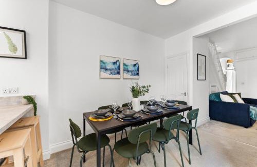 Bedminster Casa | Sleek and Stylish Abode - Parking