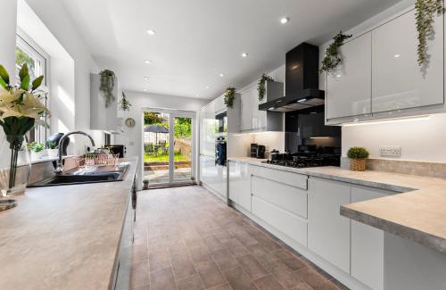 Bedminster Casa | Sleek and Stylish Abode - Parking