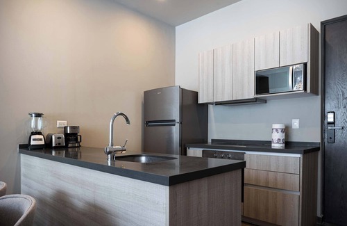 Monterrey Apartamento | Sleek Apartment with Mountain views, Pool & Gym