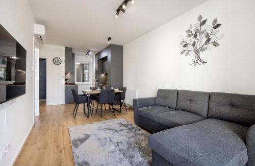 Nepszinhaz negyed Apartamento | Sleek Apartment with Balcony and Parking