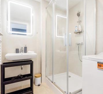 Nepszinhaz negyed Apartamento | Sleek Apartment with Balcony and Parking